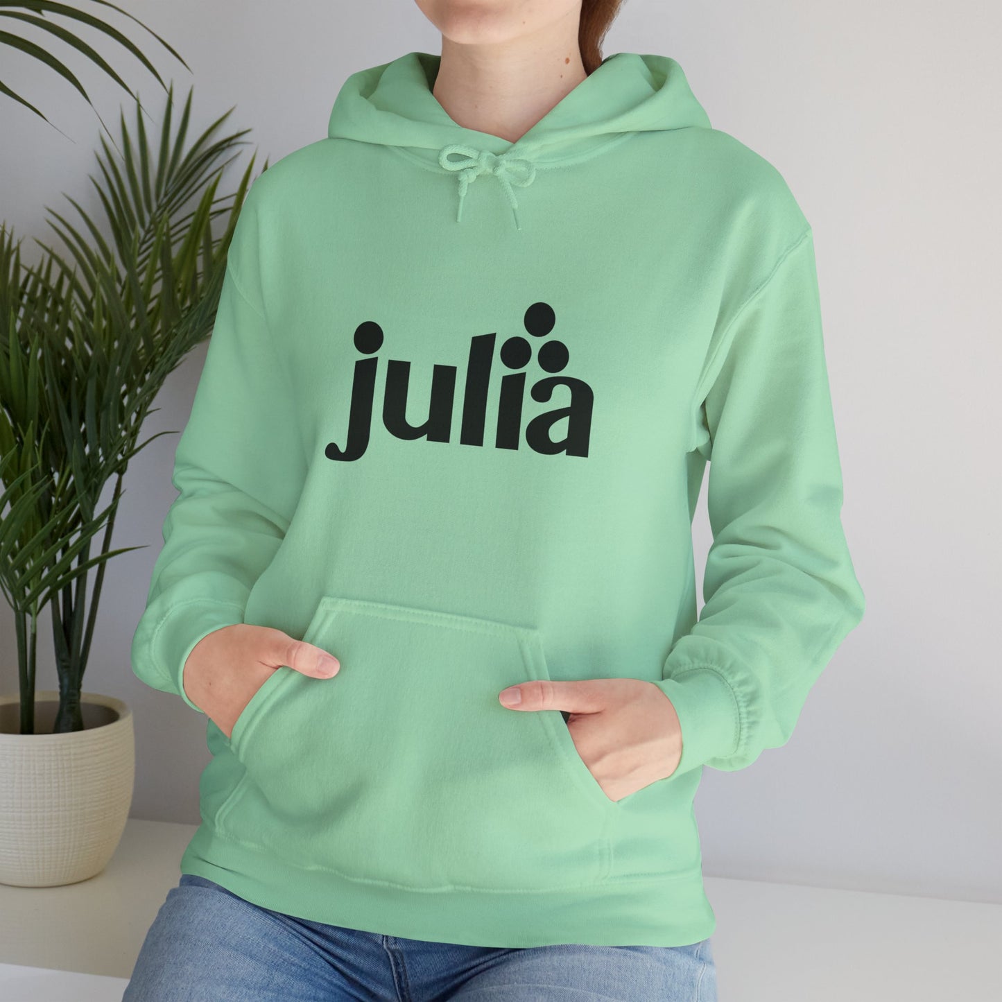 light_hoodie("julia", "#000")