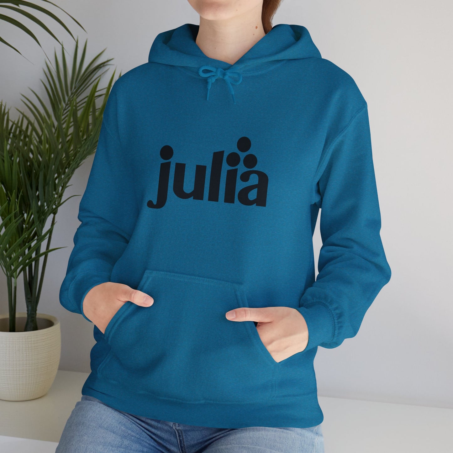 light_hoodie("julia", "#000")
